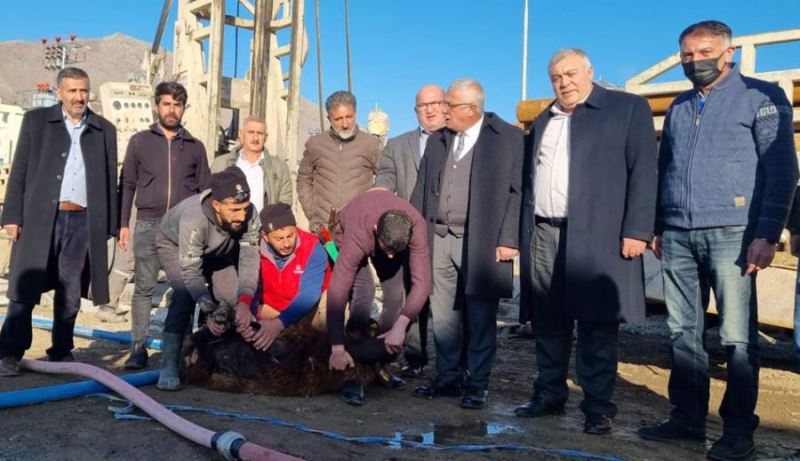 BAŞKAN DÖLEKLİ, PASİNLER’DE JEOTERMAL SU İÇİN SONDAJ VURDU