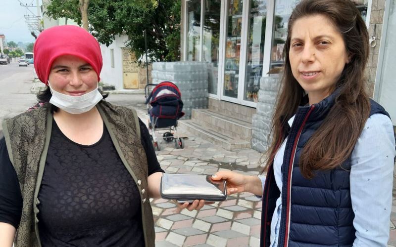 Manisa’da MASKİ personeli yolda buldukları cüzdanı sahibine teslim etti