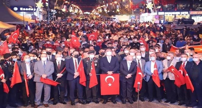 Binlerce kişi, Türk bayraklarıyla demokrasi nöbeti tuttu