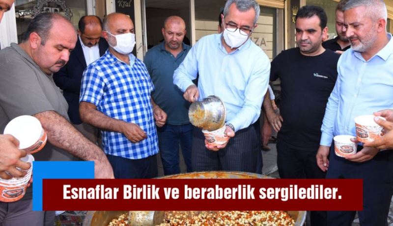 ESNAFLAR BİRLİK VE BERABERLİK SERGİLEDİLER. AŞURE DAĞITTILAR