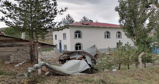 Şiddetli fırtına 30 senelik caminin minaresini yıktı