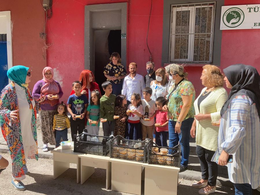 TÜRK ANNELER DERNEĞİNDEN AŞURE DAĞITIMI 