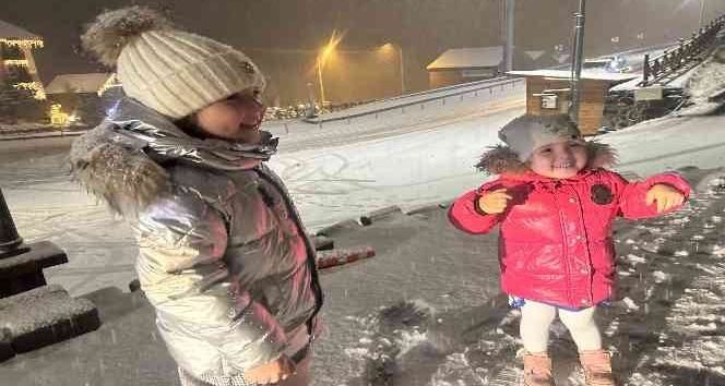 Erzurum beyaza büründü, vatandaşlar karın tadını çıkarttı