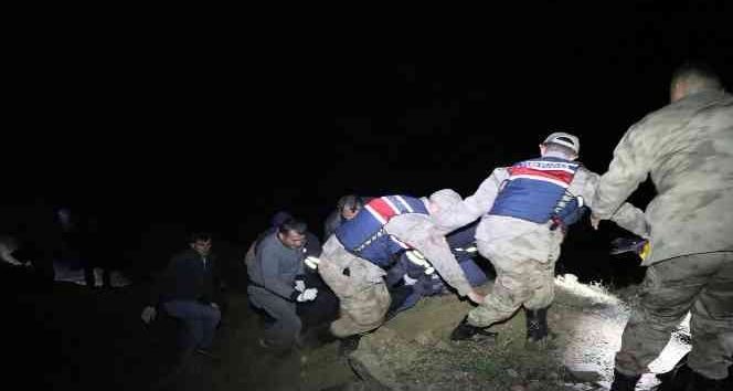 Kaza sonrası çaya düşen otomobildeki çift aranıyor