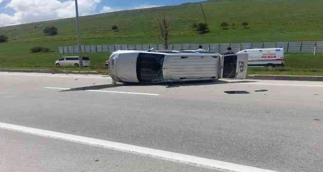 Direksiyon hakimiyetini kaybeden otomobil takla attı