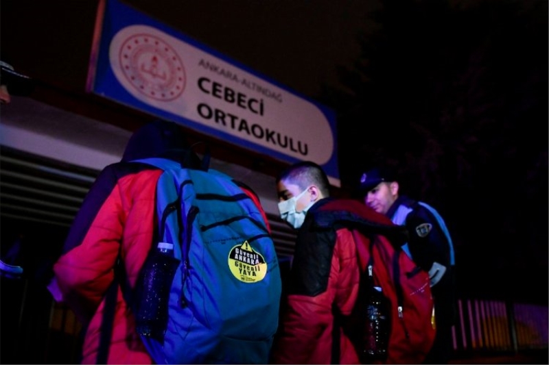 Öğrencilere reflektörlü çıkartma ve kol bandı