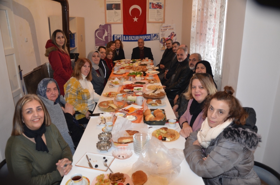 Atatürk Üniversitesi Rektörü Prof Dr Çomaklı, Türk Anneler Derneği üyeleriyle biraraya geldi