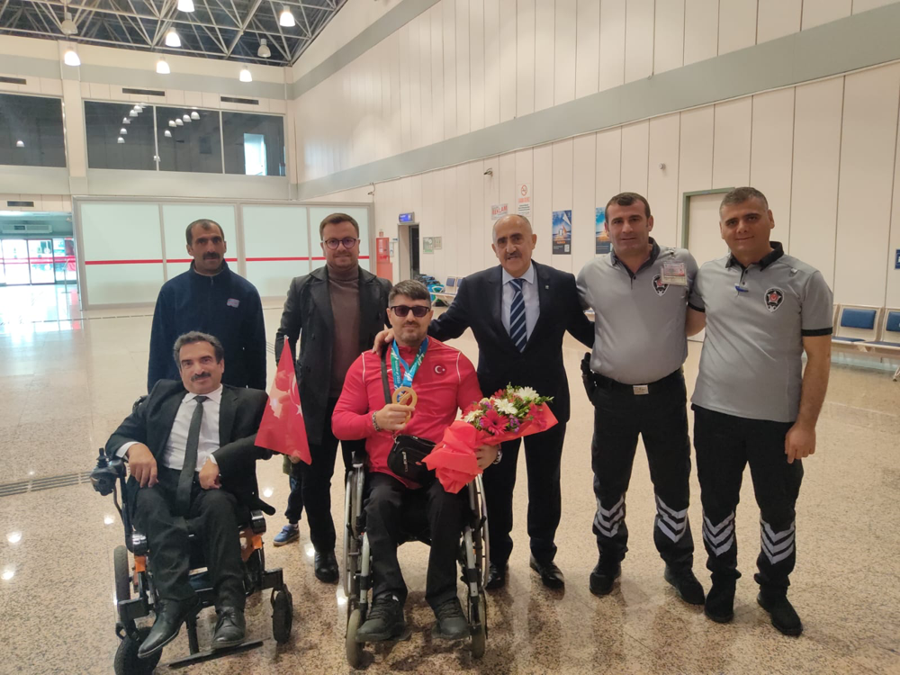 Milli Sporcu Seven Çiçeklerle Karşılandı 