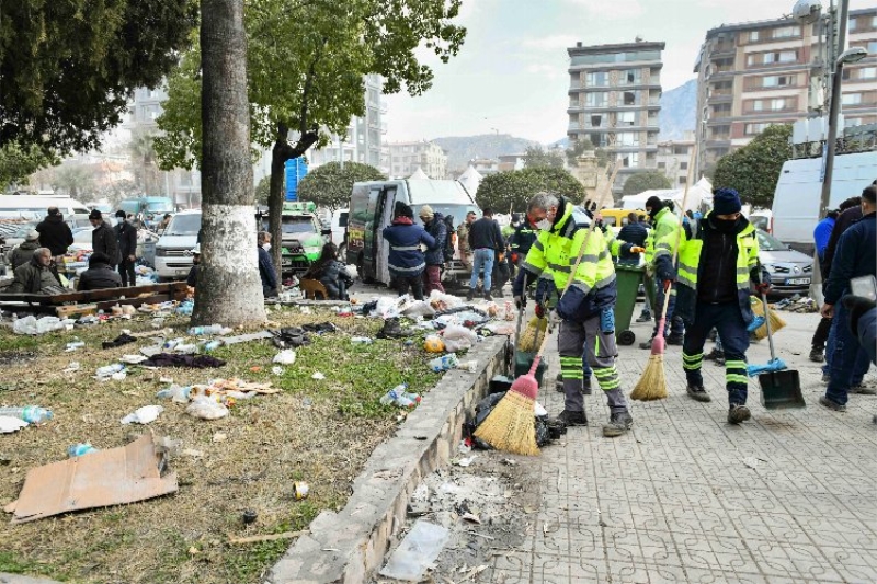 Deprem bölgesinde temizlik başladı