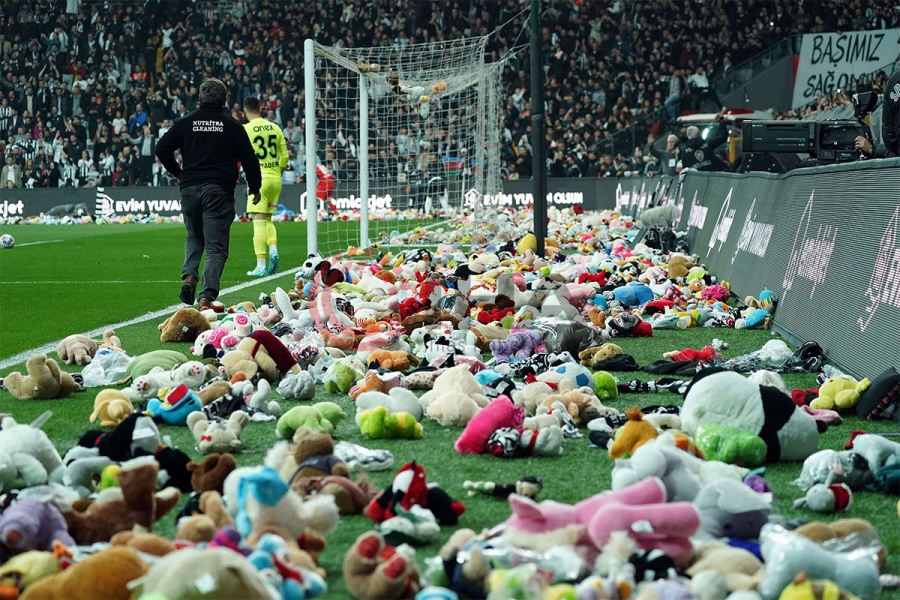 Beşiktaş tribünlerinden oyuncak yağmuru