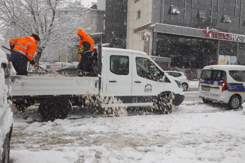 Gebze karla mücadeleye hız kesmiyor