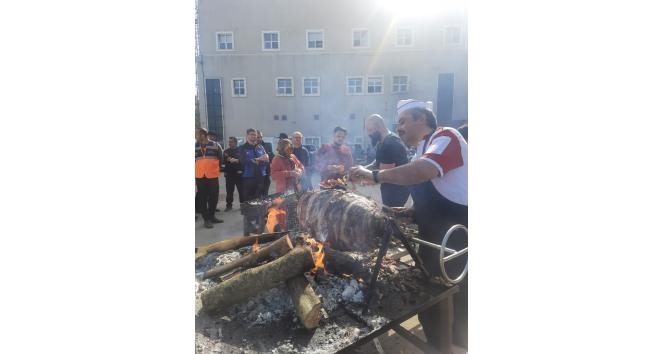 Depremzedelere cağ kebabı ikramı