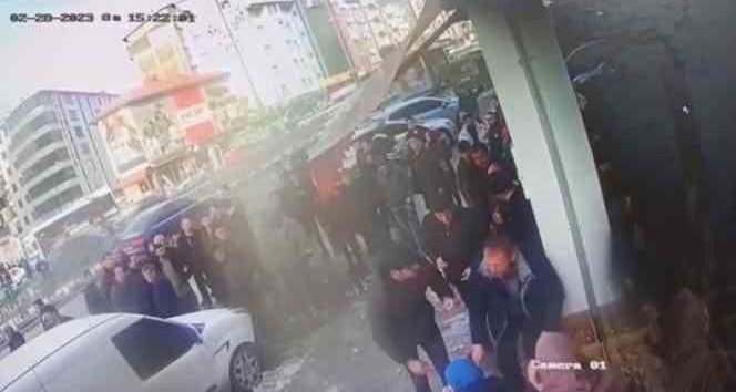 Kafasına buz düşerek hayatını kaybeden vatandaş güvenlik kamerasına yansıdı