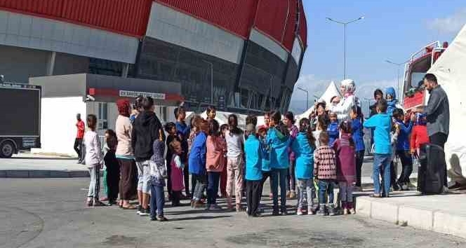 Gezici kütüphane aracı oyun ve etkinlik alanlarıyla deprem bölgesinde