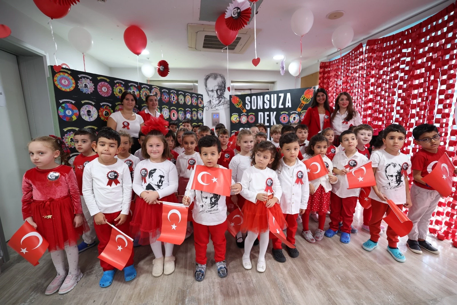 Bakırköylü çocuklar Cumhuriyet’in 101.yılını kutladı