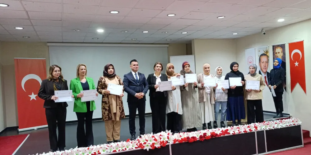  ERZURUM’DA MODÜLER AİLE EĞİTİM PROGRAMINA KATILAN KURSİYERLERE YÖNELİK KATILIM BELGESİ DAĞITIM TÖRENİ DÜZENLENDİ 