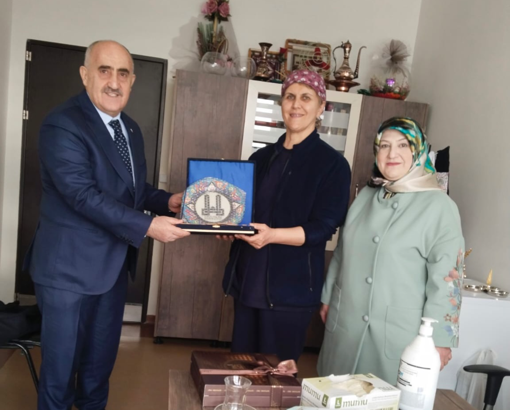 Erzurum Kent Konseyinden Prof. Dr. Müfide Nuran Akçay’a teşekkür plaketi