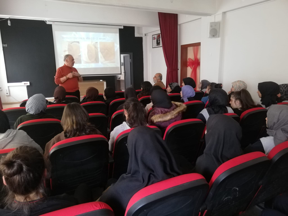 Atatürk Üniversitesi Öğretim Üyesi Prof. Dr. Çelik, lise öğrencilerine temel bilimleri anlattı 