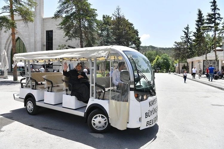 Kayseri Büyükşehir mezarlıklarda vatandaşları yalnız bırakmadı