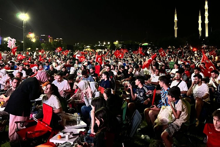 Milli Takım Almanya’da, Bursalılar meydanlarda coşku yaşadı