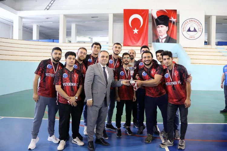 ERÜ 21. Geleneksel Spor Şenliği’nin Ödül Töreni düzenlendi