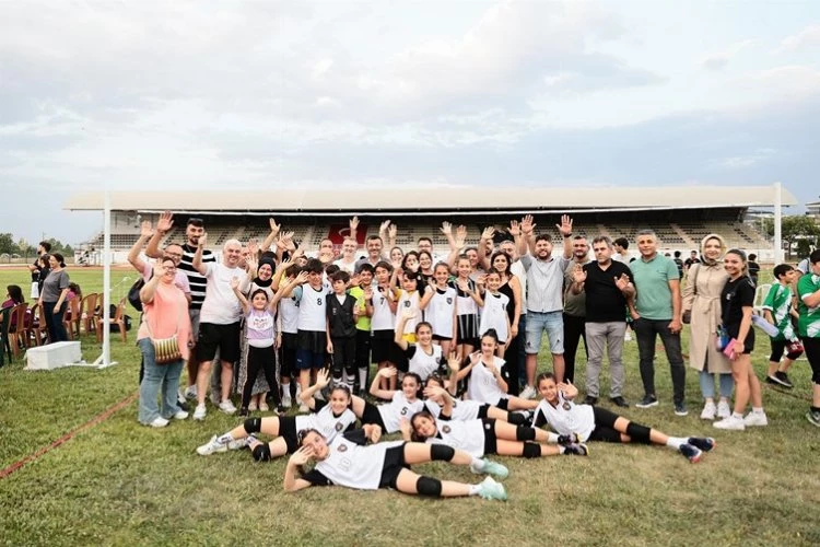 Büyükşehir’den mini voleybol şenliği