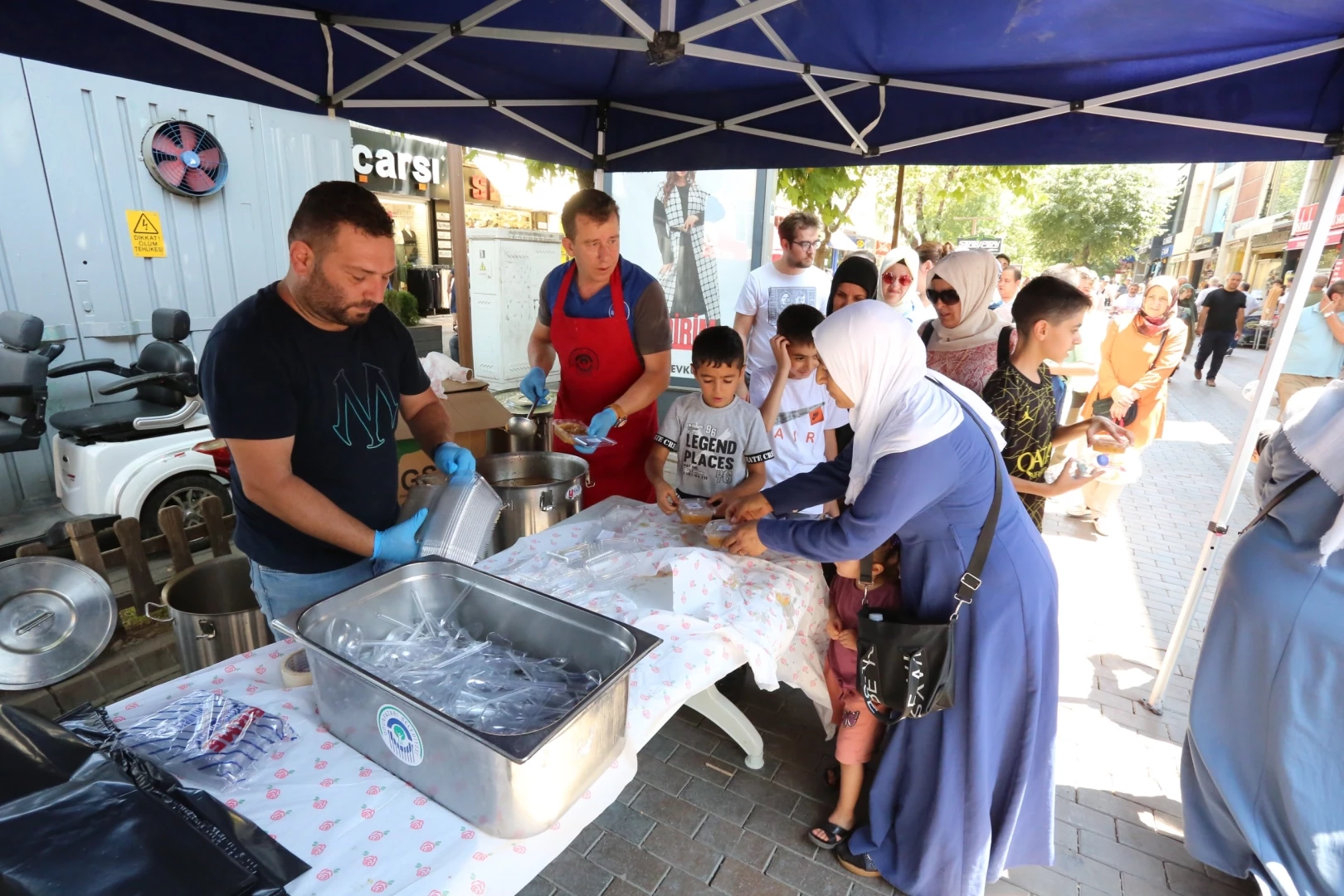 Odunpazarı Belediyesi’nden vatandaşlara aşure ikramı