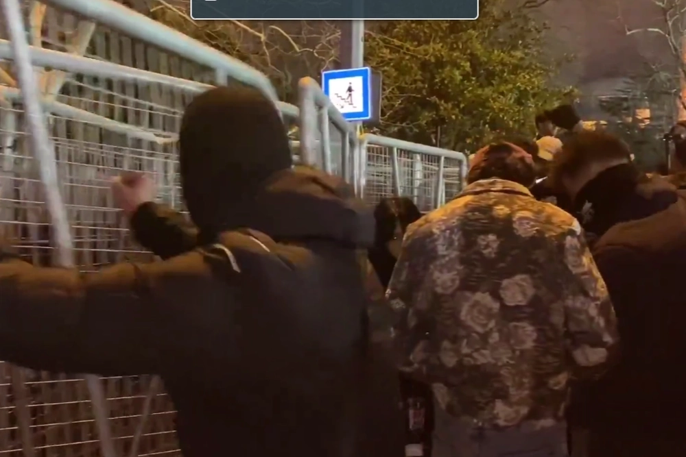 Saraçhane'de polis bariyerlerine saldıran maskeli 35 şüpheli gözaltında