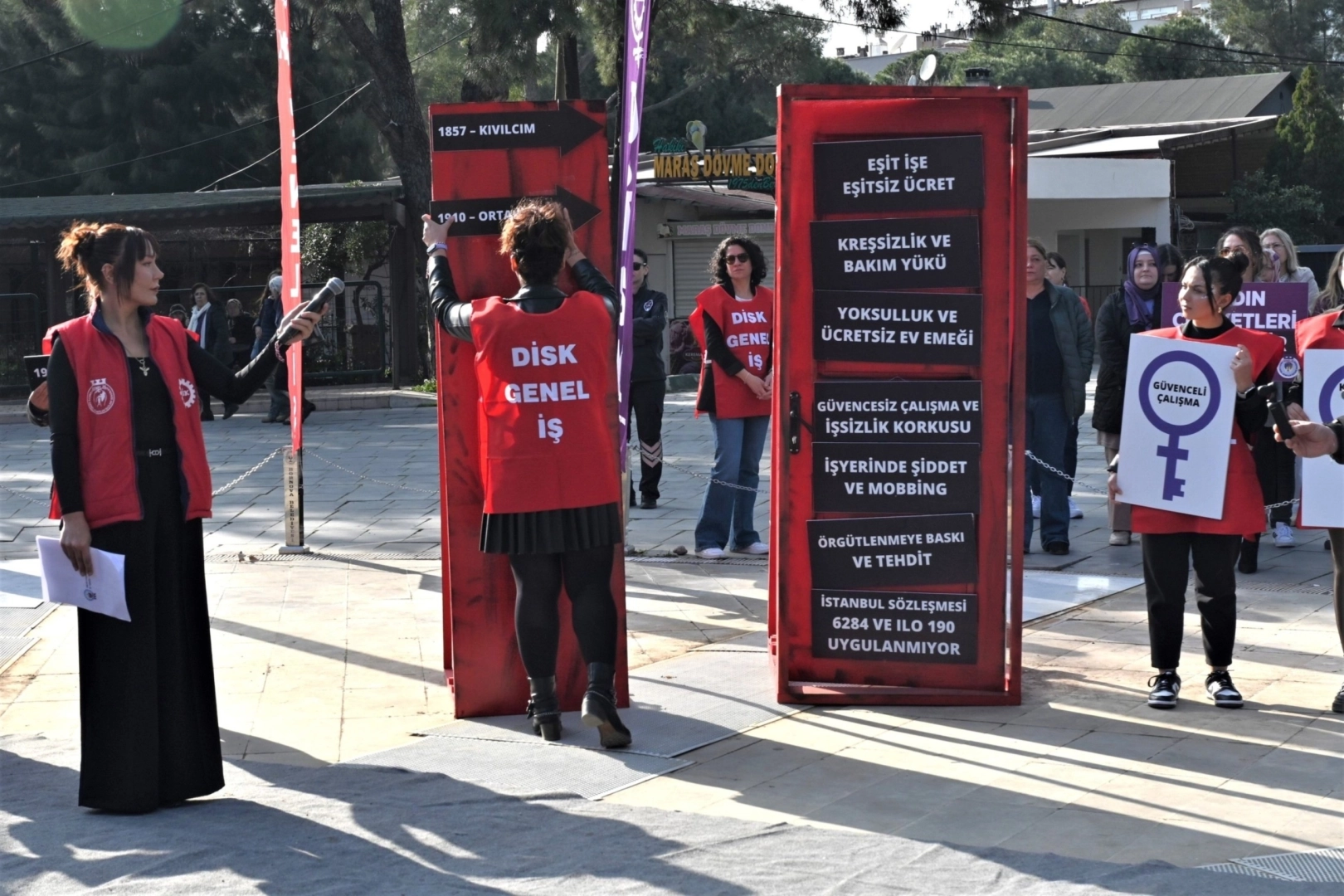 Kırmızı kapının anahtarları Bornovalı kadınların elinde