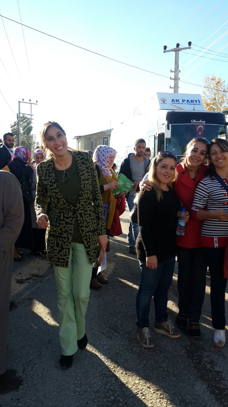 AK PARTİLİ GÖNÜLLÜ KADINLAR, İLÇELERDE YOĞUN İLGİ GÖRÜYOR