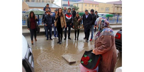 ERZURUM?DA KISA SÜRELİ SAĞANAK YAĞIŞ, SELE DÖNÜŞTÜ