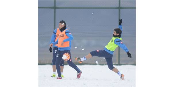 BB ERZURUMSPOR, KARLI ZEMİNDE ANTRENMAN YAPTI