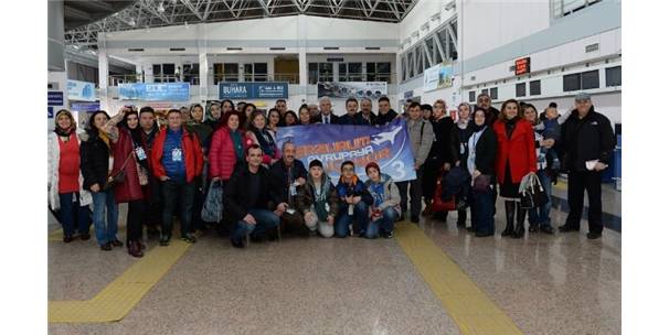 ERZURUM?UN ŞAMPİYON KAYAKÇILARI AKDAĞ AMCALARIYLA POZ VERDİLER