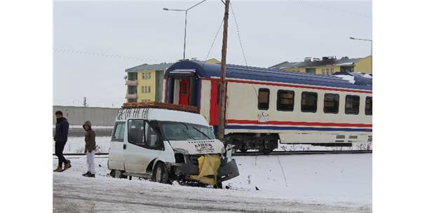 YOLCU TRENİ MİNİBÜSE ÇARPTI: 1 YARALI