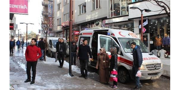 BAŞINA BUZ KÜTLESİ DÜŞEN KADIN AĞIR YARALANDI