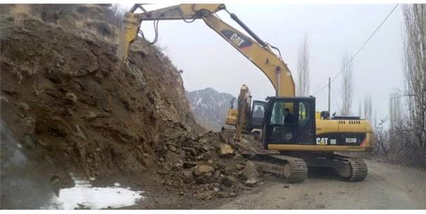 BÜYÜKŞEHİR, KIRSALDA YOL GENİŞLETME ÇALIŞMASI YAPIYOR