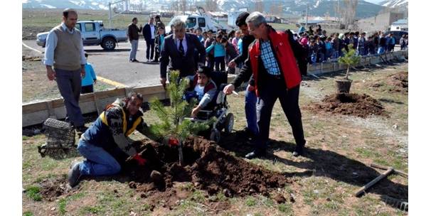 PALANDÖKEN?DE MİNİK ELLER, FİDANLARI TOPRAKLA BULUŞTURDU