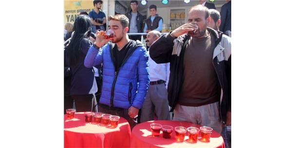 ÇAYI EN HIZLI İÇMEK İÇİN YARIŞTILAR