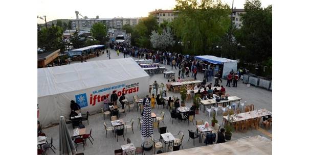 PALANDÖKEN BELEDİYESİ HER GÜN 2 BİN VATANDAŞA İFTAR VERİYOR