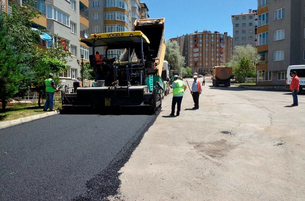 PALANDÖKEN BELEDİYESİNİN ASFALT ÇALIŞMALARI KESİNTİSİZ DEVAM EDİYOR