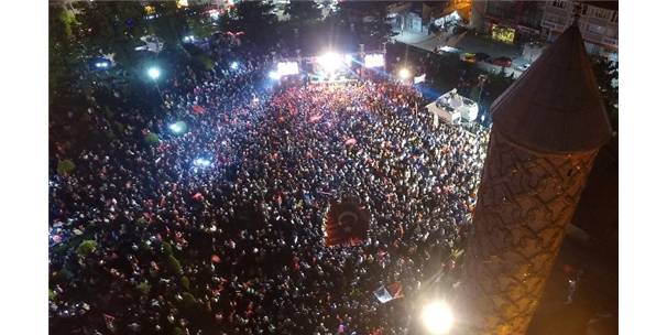 DADAŞLAR DEMOKRASİ NÖBETİNDE MEYDANLARA SIĞMIYOR