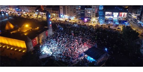 ERZURUM?UN KALBİ YAKUTİYE KENT MEYDANINDA ATTI