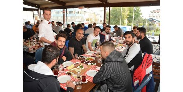 NAZİLLİ MAÇI ÖNCESİ BB ERZURUMSPORLU FUTBOLCULARA KAHVALTI İKRAMI