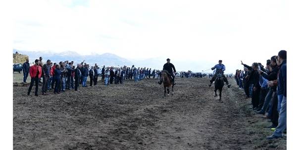 GELENEKSEL RAHVAN AT YARIŞLARI ERZURUM?DA DÜZENLENDİ