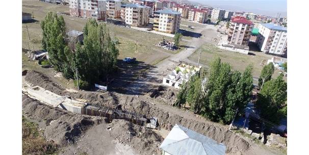 BÜYÜKŞEHİR MERKEZDE HEM KAMULAŞTIRMA HEM DE YOL YAPIYOR