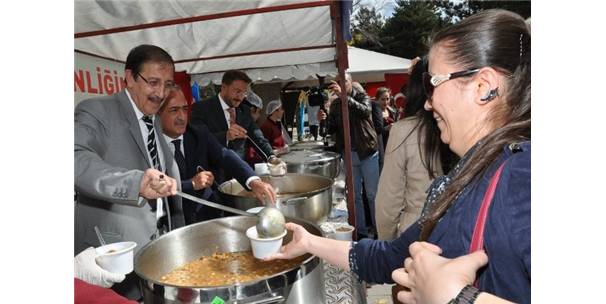 PALANDÖKEN BELEDİYESİ, ATATÜRK ÜNİVERSİTESİNE AŞURE İKRAM ETTİ