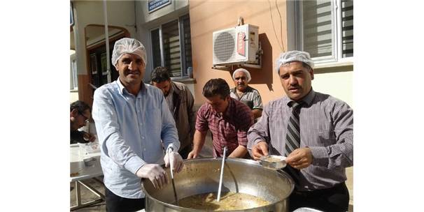 İSPİR MÜFTÜLÜĞÜ VATANDAŞLARA AŞURE DAĞITTI