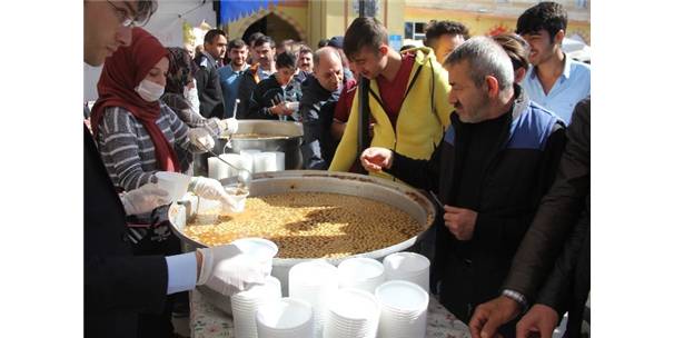 PALANDÖKEN BELEDİYESİ VATANDAŞLARA AŞURE DAĞITTI