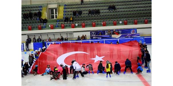 29 Ekim`i Buzda Türk Bayrağı Açarak Kutladılar