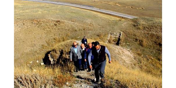 ERZURUM VALİSİ TABYALARDA VE ŞEHİTLİKLERDE İNCELEMELERDE BULUNDU